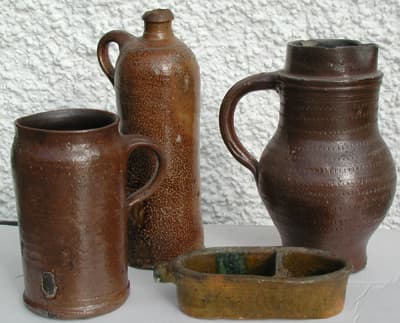 Töpferwaren aus Peterskirchen: Krüge, Kanne und Schale